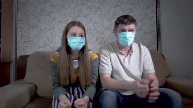 Tıbbi maskeli bir adam ve kız.