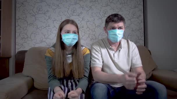 Lány és férfi orvosi maszkban. — Stock videók
