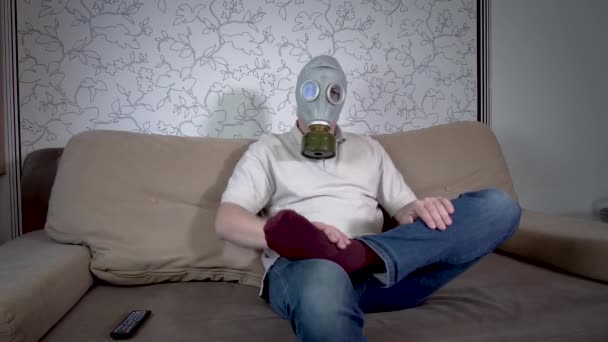 Man in gas masks — Stock Video