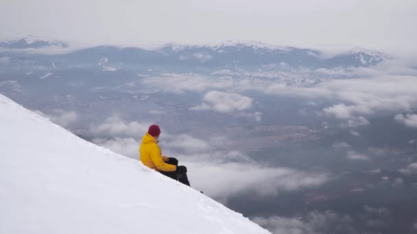Путешественник в горах зимой — стоковое видео