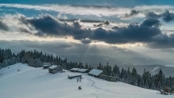 冬には山や羊飼いの村に雲が移動します — ストック動画