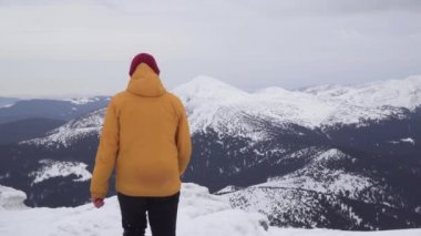 Bir adam kışın dağlarda seyahat eder.