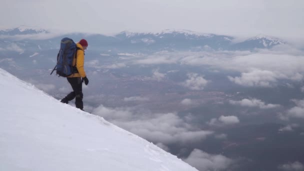 Viajante nas montanhas no inverno — Vídeo de Stock