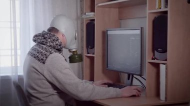 Gaz maskeli bir hacker.