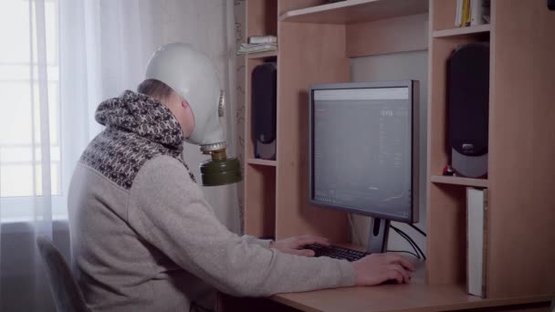 Hacker in a gas mask — Stock Video