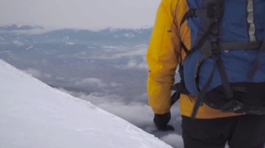 Kışın dağlarda gezgin