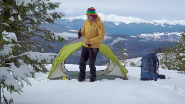 Viajante perto de uma tenda nas montanhas — Vídeo de Stock