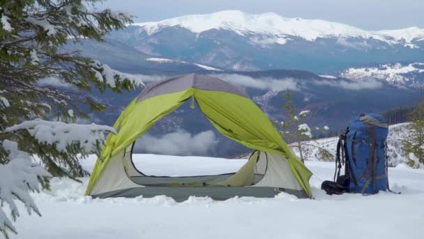 Acampar nas montanhas de inverno — Vídeo de Stock