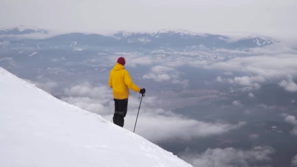 Kışın dağlarda gezgin — Stok video
