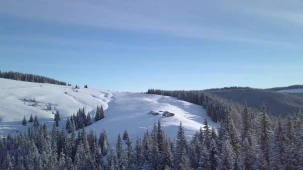 Volando sobre las montañas en invierno — Vídeo de stock