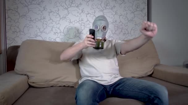 Man in gas masks — Stock Video