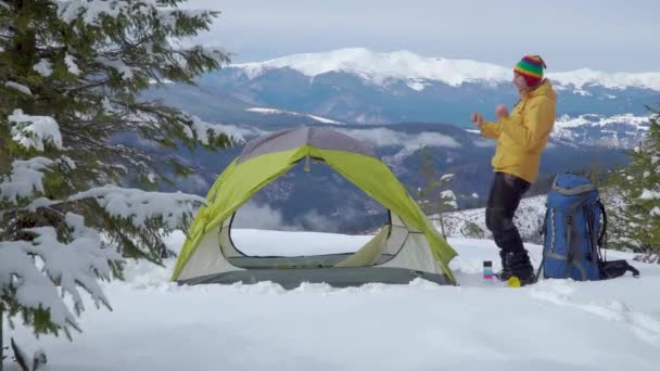 Un homme danse près d'une tente en hiver dans les montagnes — Video