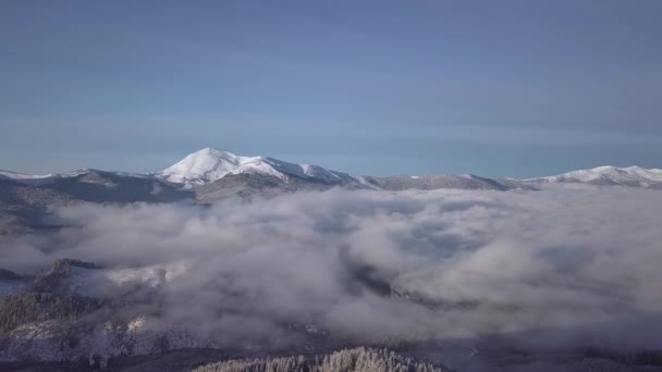 Летающие над облаками в горах зимой — стоковое видео