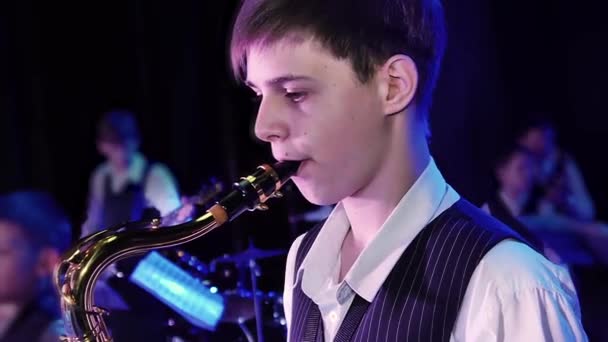Підліток грає саксофон — стокове відео
