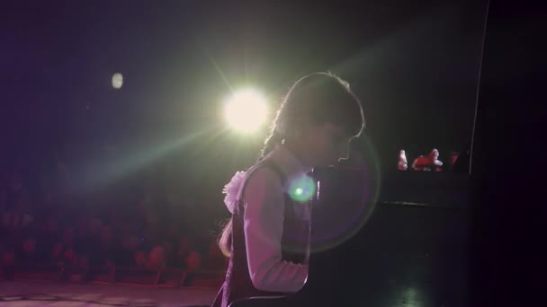 Chica jugando en piano de cola — Vídeos de Stock