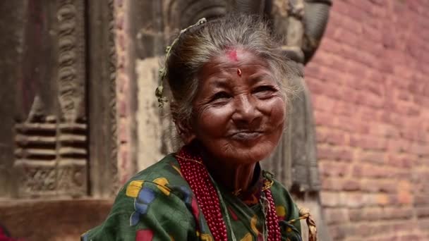 Una anciana cerca de un templo — Vídeos de Stock