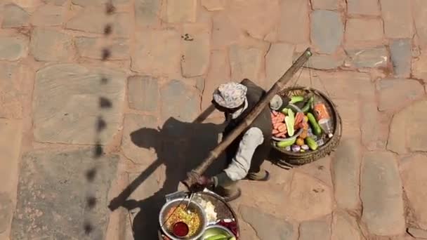 Un venditore ambulante di verdure in Nepal. Vista dall'alto — Video Stock