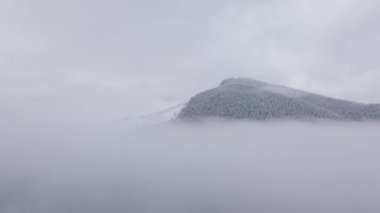 Dağlardaki bulutların üzerinde uçarken