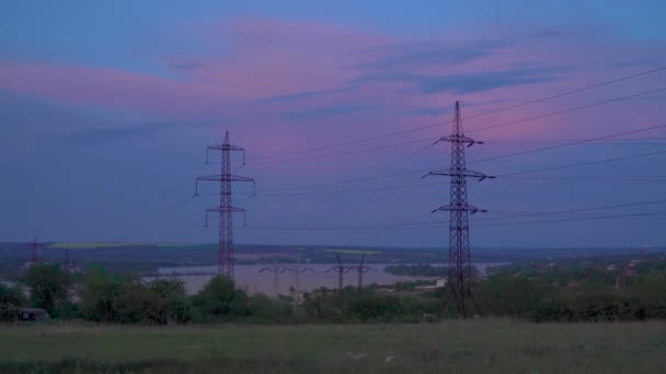 A nagyfeszültségű elektromos vezetéken áthaladó felhők időeltolódása — Stock videók