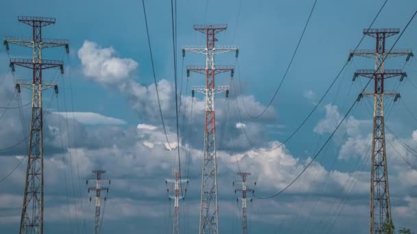 Caducidad de nubes y líneas eléctricas de alto voltaje — Vídeos de Stock