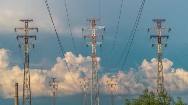 Lapso de tempo de nuvens e linhas de alta tensão — Vídeo de Stock