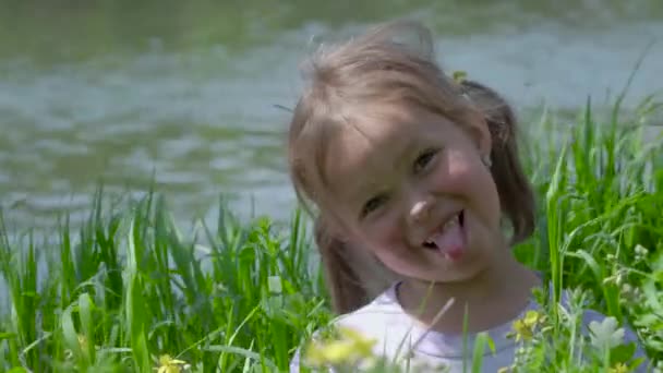 Bambino divertente in erba alta . — Video Stock