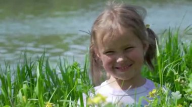 Uzun otların arasında komik bir bebek.