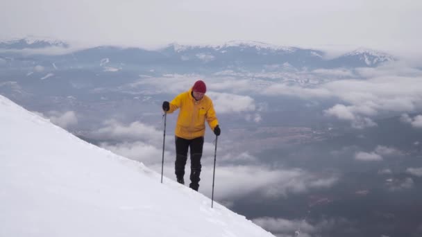 Viajero en las montañas en invierno — Vídeo de stock
