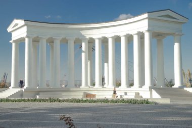 Mavi gökyüzü kolonadasına karşı mimari güzel bir manzarası ve kartpostalı var.