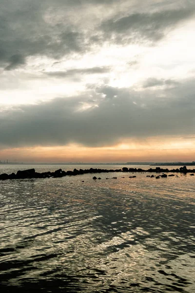 Solnedgång Låg Havsutsikt Mörka Moln — Stockfoto