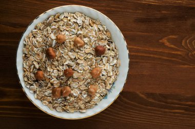 Fındıklı müsli. müsli ahşap bir masa üzerinde. müsli üstten görünüm. Hea