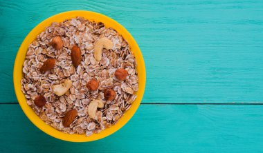 Fındıklı müsli. müsli ahşap bir masa üzerinde. müsli üstten görünüm. Hea