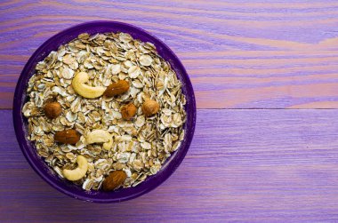 Fındıklı müsli. müsli ahşap bir masa üzerinde. müsli üstten görünüm. Hea