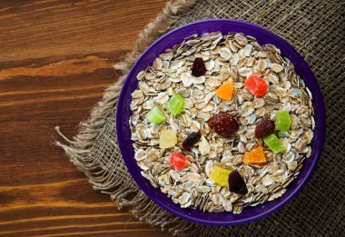  Yulaf ezmesi kuru meyve (çilek, üzüm, kivi, şeftali) .