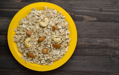 Ceviz yulaf ezmesi. Ahşap bir masa üzerinde yulaf ezmesi. Yulaf ezmesi top vie