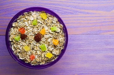  Yulaf ezmesi kuru meyve (çilek, üzüm, kivi, şeftali) .