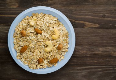 Fındıklı müsli. müsli ahşap bir masa üzerinde. müsli üstten görünüm. Hea