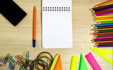 Okul malzemeleri (kurşun kalem, kalem, cetvel, üçgen) yazı tahtası üzerinde bac