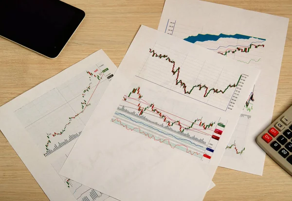 Geschäfts- und Finanzbericht. Aktiencharts — Stockfoto