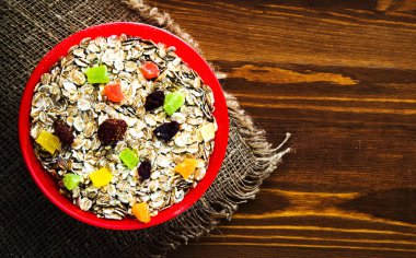  kuru meyve (çilek, üzüm, kivi, şeftali) ile müsli. m