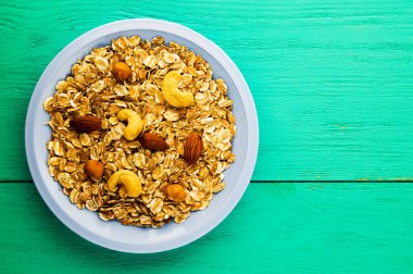  Fındık (fındık, kaju fıstığı, badem) yulaf ezmesi. Yulaf ezmesi bir w üzerinde