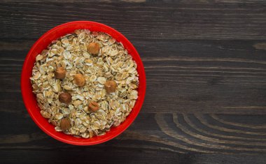 Fındık yulaf ezmesi. Ahşap bir masa üzerinde yulaf ezmesi. Yulaf ezmesi Üstten Görünüm. 