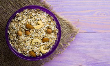 Fındıklı müsli. müsli ahşap bir masa üzerinde. müsli üstten görünüm. Hea