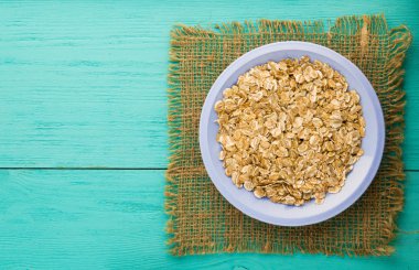    müsli ahşap bir masa üzerinde. müsli üstten görünüm. sağlıklı gıda