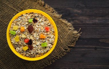  kuru meyve (çilek, üzüm, kivi, şeftali) ile müsli. m