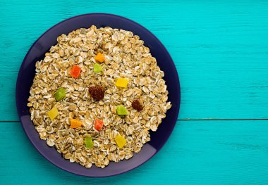  Yulaf ezmesi kuru meyve (çilek, üzüm, kivi, şeftali)