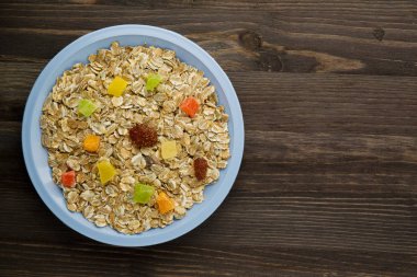 kuru meyve (çilek, üzüm, kivi, şeftali) ile müsli. mu