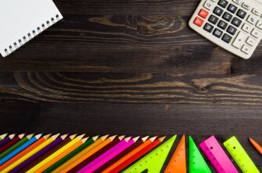 Okul malzemeleri (kurşun kalem, kalem, cetvel, üçgen) yazı tahtası üzerinde bac