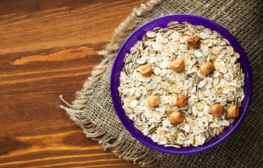    Fındık fındık yulaf ezmesi. Ahşap arka plan üzerinde yulaf ezmesi.