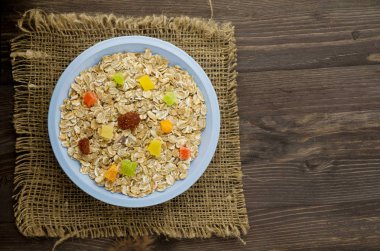  kuru meyve (çilek, üzüm, kivi, şeftali) ile müsli. m